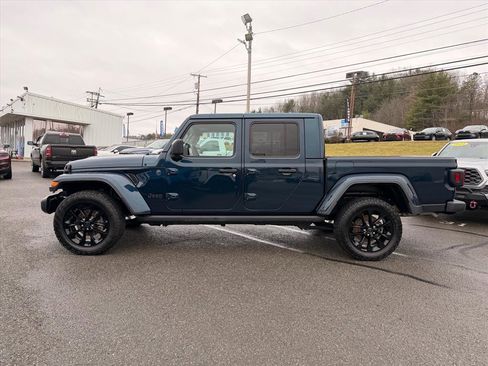 Used 2025 Jeep Gladiator Sport image 3