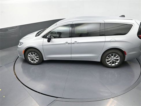New 2026 Chrysler Pacifica Select image 12