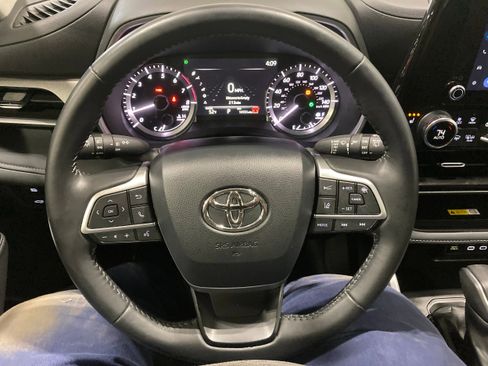 Used 2024 Toyota Highlander XLE image 28