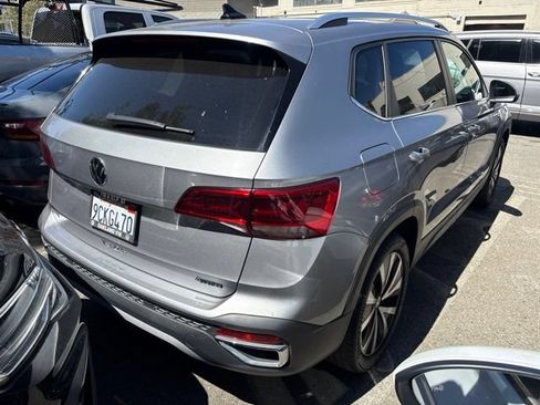 Certified 2022 Volkswagen Taos SE FWD image 3