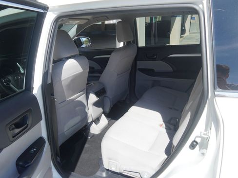 Used 2019 Toyota Highlander LE AWD/4WD image 35