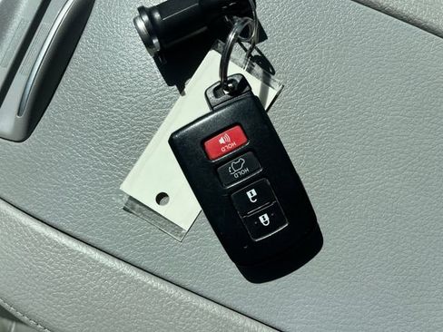 Used 2019 Toyota Highlander XLE AWD/4WD image 29