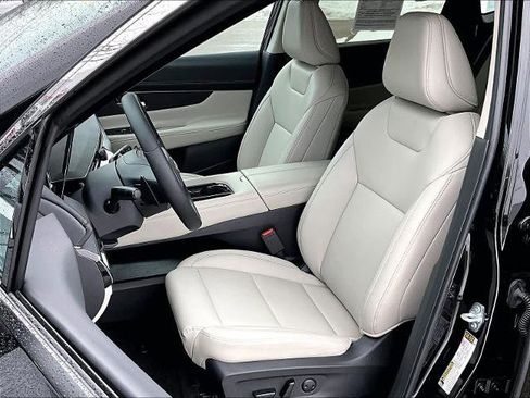 Certified 2025 Nissan Murano SV image 10