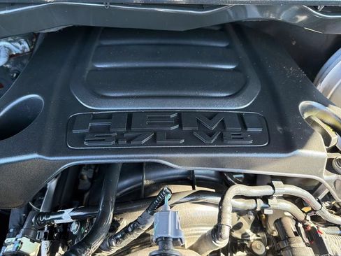 Used 2019 RAM 1500 Laramie AWD/4WD image 9