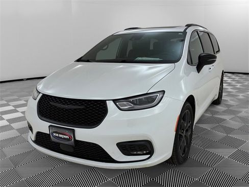 Used 2025 Chrysler Pacifica Limited image 7