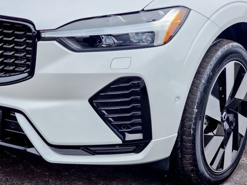 Used 2024 Volvo XC60 T8 Plus w/ Climate Package image 7