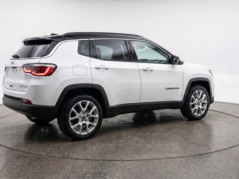 Used 2025 Jeep Compass Limited AWD/4WD image 9