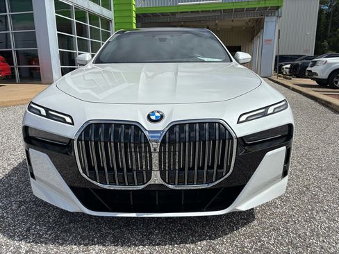Used 2023 BMW 740i image 9