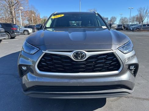 Used 2024 Toyota Highlander XLE image 2