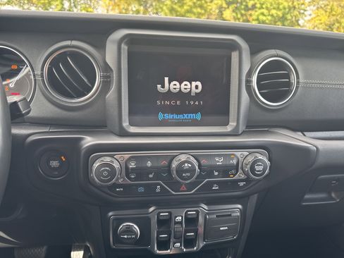 Used 2022 Jeep Wrangler Unlimited Sahara w/ Cold Weather Group image 17