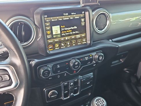 Used 2022 Jeep Wrangler Unlimited Sahara w/ LED Lighting Group AWD/4WD image 18