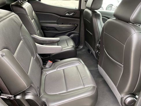 Used 2023 GMC Acadia SLT image 25