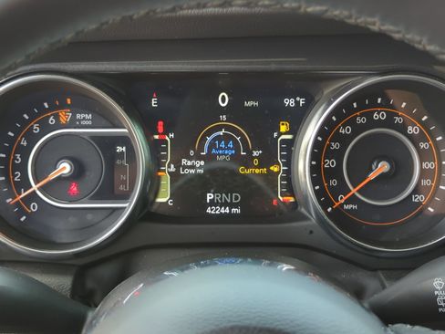 Used 2022 Jeep Wrangler Unlimited Sahara AWD/4WD image 32