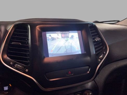 Used 2019 Jeep Cherokee Latitude Plus w/ Cold Weather Group image 19