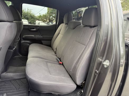 Used 2018 Toyota Tacoma TRD Sport AWD/4WD image 11