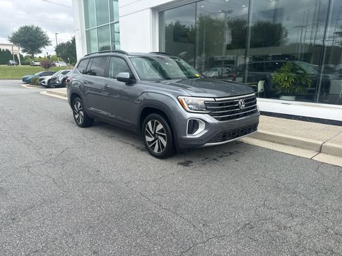 Used 2024 Volkswagen Atlas SE FWD image 2