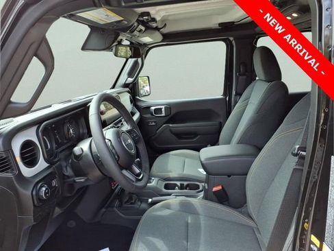 Used 2025 Jeep Gladiator Sport AWD/4WD image 11