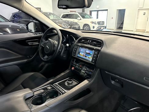 Used 2017 Jaguar F-PACE Premium image 26