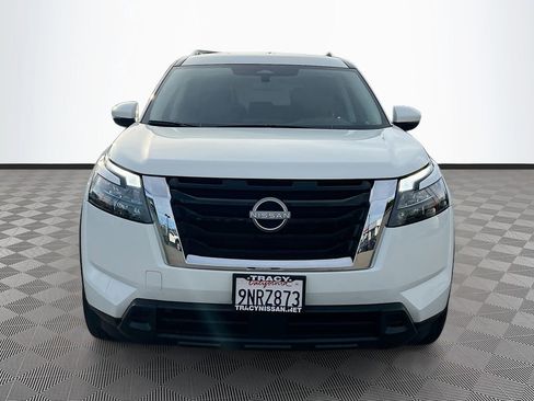 Used 2024 Nissan Pathfinder SV image 2