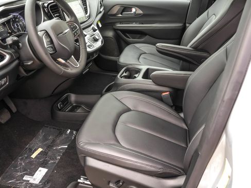 New 2026 Chrysler Pacifica Select FWD image 4