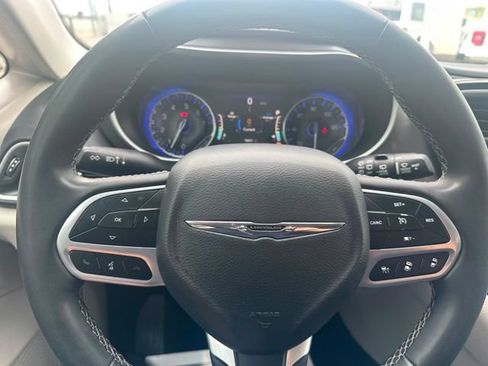 Used 2023 Chrysler Pacifica Touring-L FWD image 16