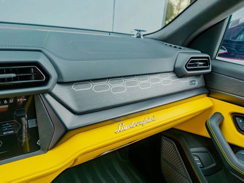 Used 2025 Lamborghini Urus SE image 77