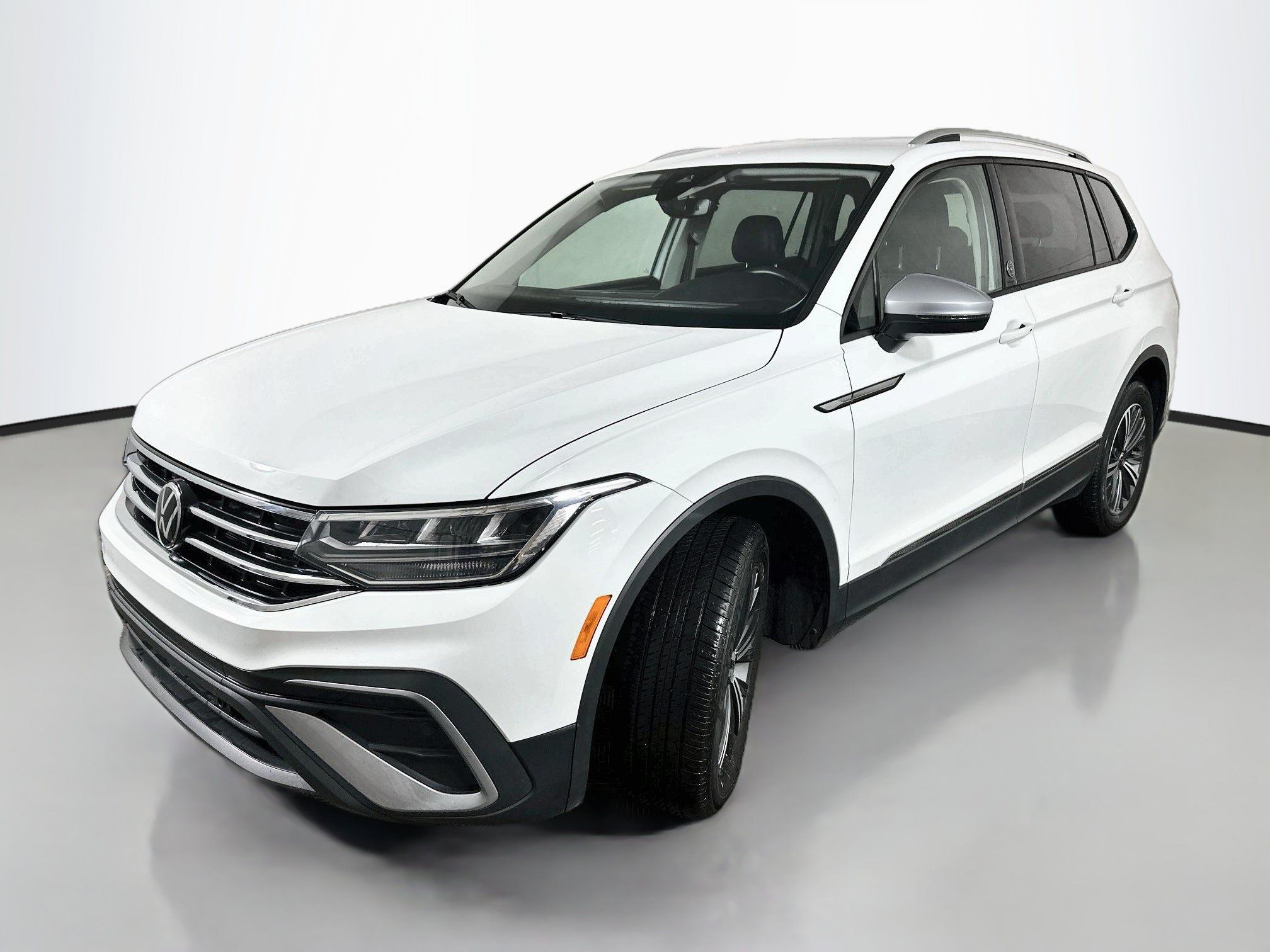 Used 2024 Volkswagen Tiguan Wolfsburg Edition AWD/4WD image 3