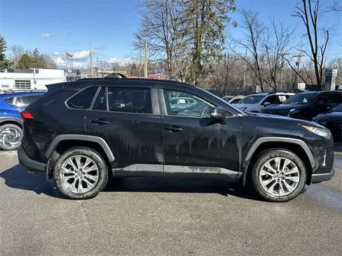 Used 2021 Toyota RAV4 XLE Premium image 3