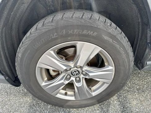 Used 2022 Toyota RAV4 XLE AWD/4WD image 8