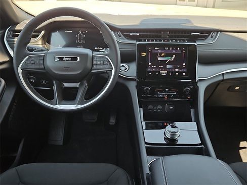 New 2025 Jeep Grand Cherokee L Laredo image 17