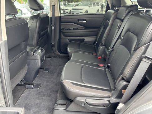 Used 2025 Nissan Pathfinder SL AWD/4WD image 23