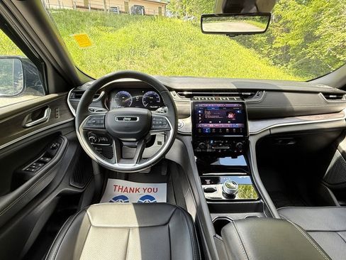 Used 2025 Jeep Grand Cherokee Limited w/ Luxury Tech Group II image 10