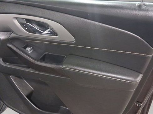 Used 2023 Chevrolet Traverse LT image 18