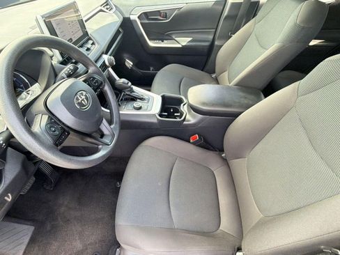 Used 2025 Toyota RAV4 LE AWD/4WD image 5