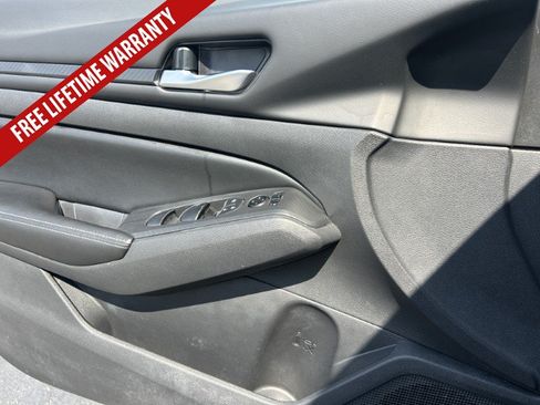 Used 2024 Nissan Altima 2.5 SV FWD image 14