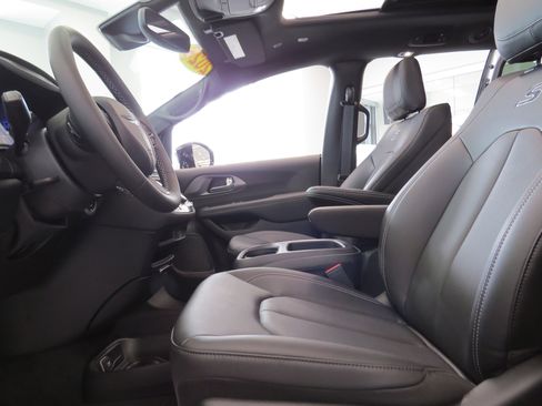 New 2026 Chrysler Pacifica Select w/ S Appearance Package image 15