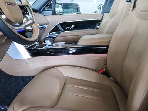 Used 2025 Land Rover Range Rover SE AWD/4WD image 18