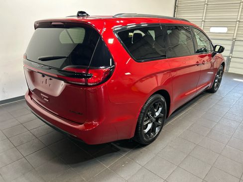 Used 2026 Chrysler Pacifica Limited w/ S Appearance Package FWD image 3