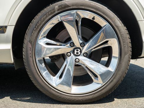 Used 2023 Bentley Bentayga Extended Wheelbase AWD/4WD image 28