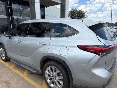 Used 2022 Toyota Highlander Limited AWD/4WD image 3
