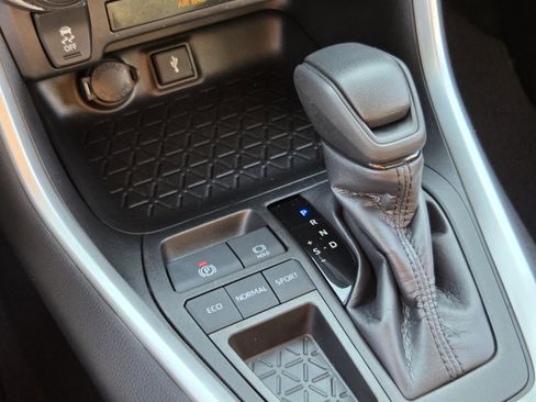 Used 2022 Toyota RAV4 LE image 17