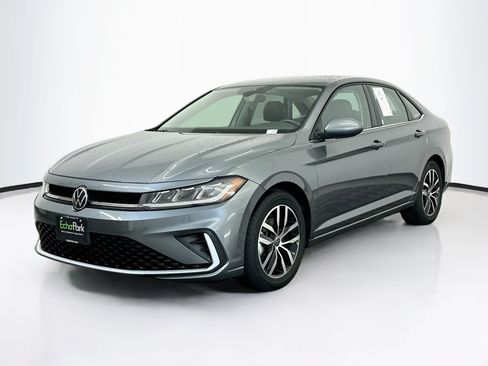 Used 2025 Volkswagen Jetta SE FWD image 3