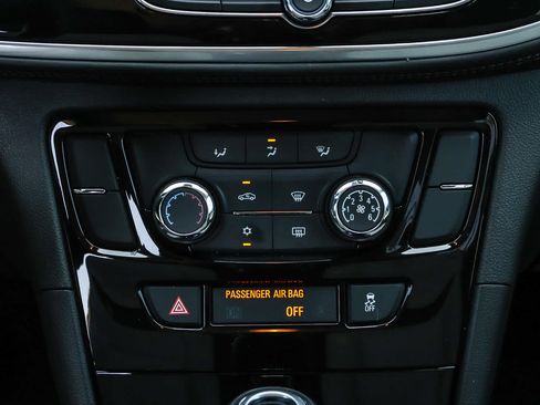 Used 2021 Buick Encore Preferred AWD/4WD image 19