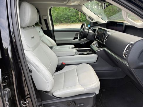 Used 2025 Ford Expedition Max Platinum w/ Driver's Package AWD/4WD image 25