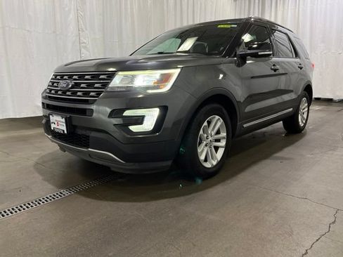 Used 2017 Ford Explorer XLT w/ Equipment Group 202A FWD image 26