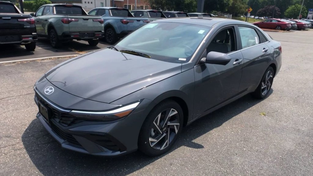 Used 2025 Hyundai Elantra Limited w/ Cargo Package FWD image 4