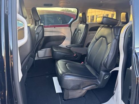 Used 2024 Chrysler Pacifica Touring-L FWD image 5