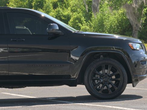 Used 2022 Jeep Grand Cherokee Laredo X image 6