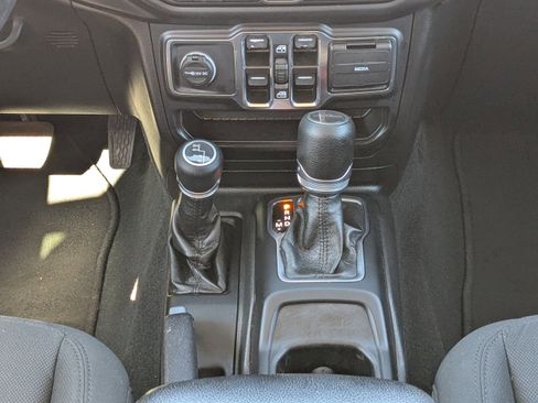 Used 2022 Jeep Gladiator Sport image 18