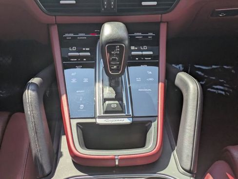 Used 2022 Porsche Cayenne Platinum Edition image 16